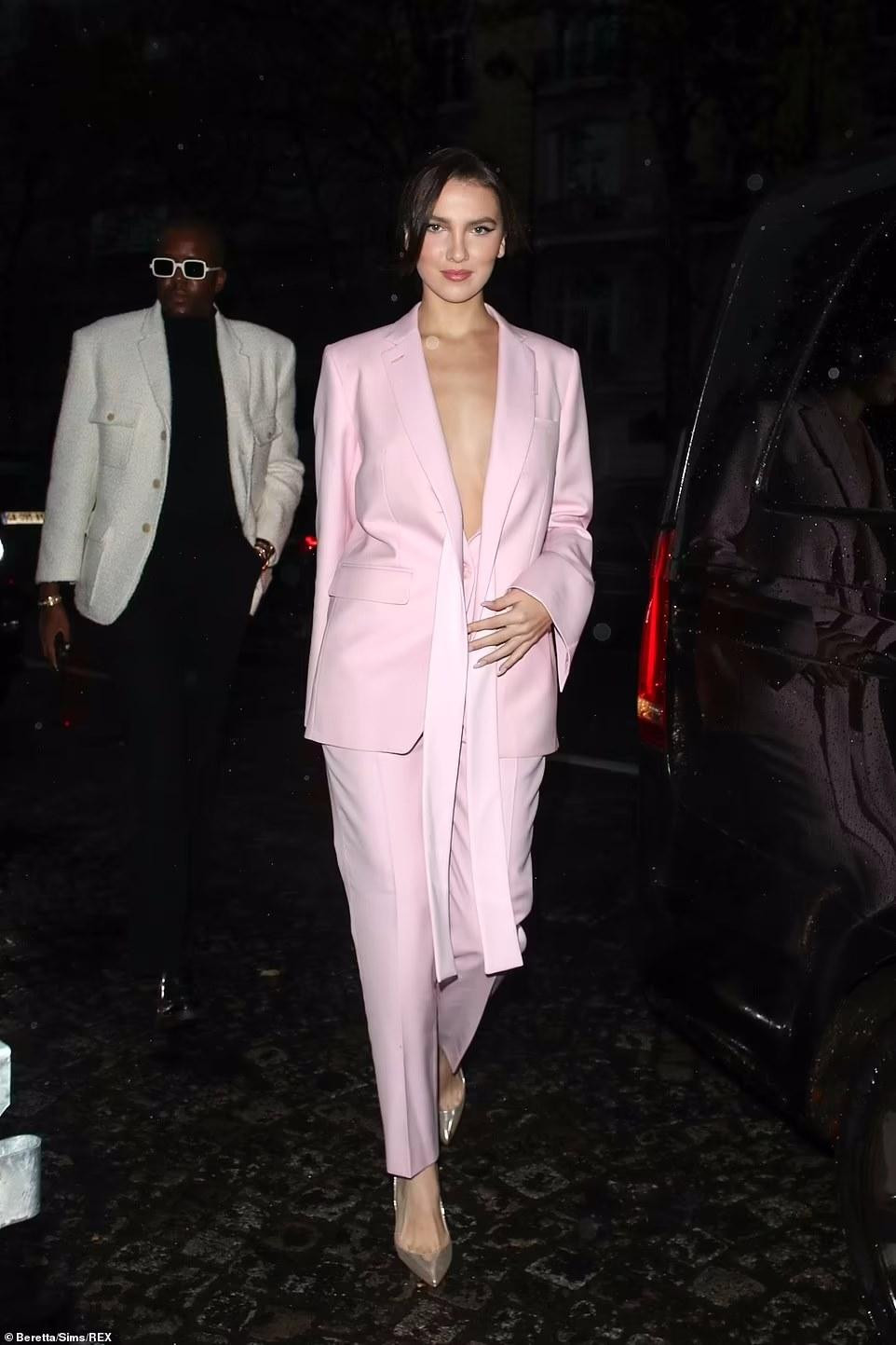 Maya Henry diện vest "quên" áo trong. Maya Henry diện vest "quên" áo trong.