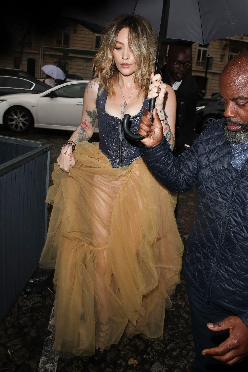 Con gái Michael Jackson, Paris, gợi cảm không kém với áo corset ánh kim và chân váy tulle xuyên thấu hở gần như trọn vẹn thân dưới. Con gái Michael Jackson, Paris, gợi cảm không kém với áo corset ánh kim và chân váy tulle xuyên thấu hở gần như trọn vẹn thân dưới.