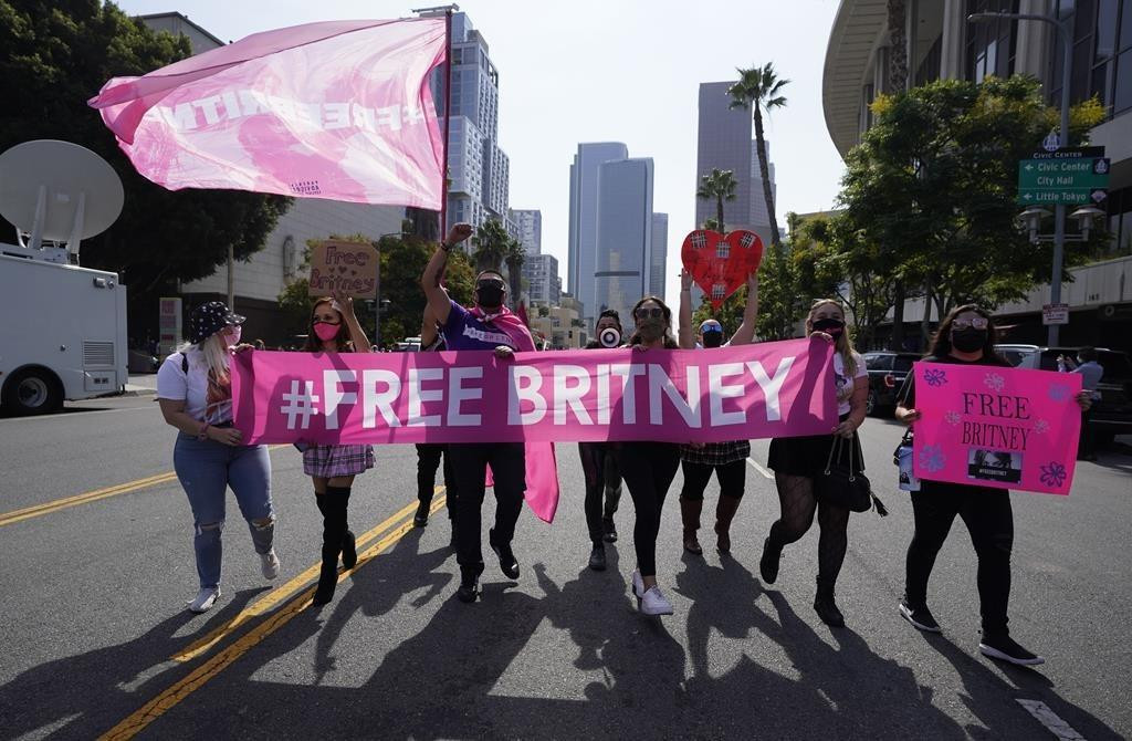 Phong trào #FreeBritney được phát động từ 2 năm trước với mục đích giải phóng Britney khỏi sự kiểm soát của cha ruột. Phong trào #FreeBritney được phát động từ 2 năm trước với mục đích giải phóng Britney khỏi sự kiểm soát của cha ruột.