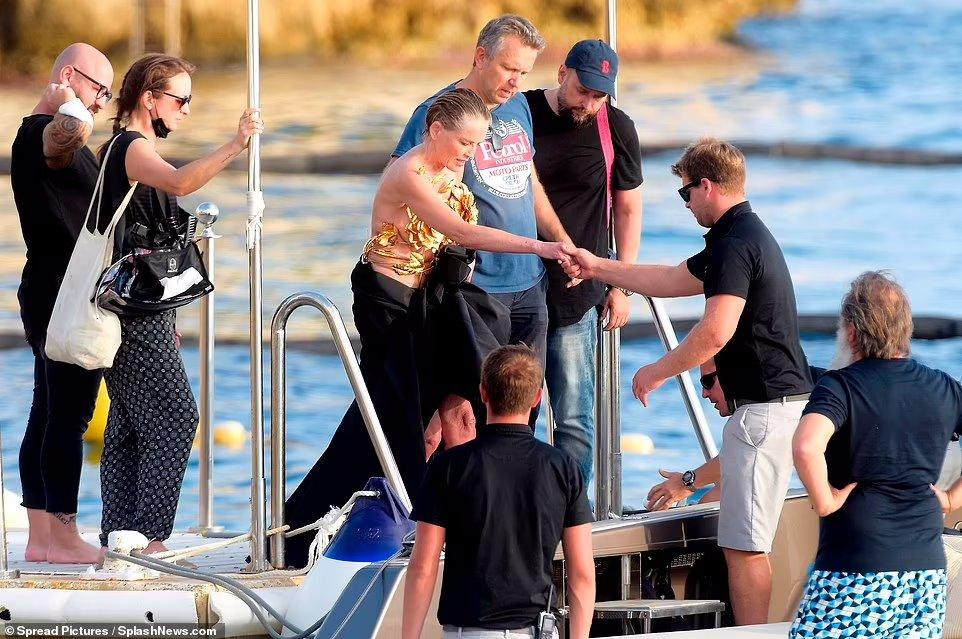 Sharon dường như không mấy quan tâm đến sự cố lộ hàng. Bà được các nhân viên hỗ trợ xuống thuyền để bắt đầu buổi chụp ảnh. Sharon dường như không mấy quan tâm đến sự cố lộ hàng. Bà được các nhân viên hỗ trợ xuống thuyền để bắt đầu buổi chụp ảnh.