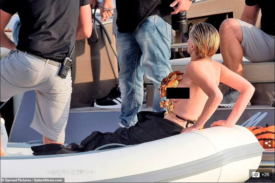 "Sharon Stone là một biểu tượng thực sự của nghệ thuật thứ bảy. Những phẩm chất nổi bật của cô bao gồm sự quyến rũ khó cưỡng, nội tâm sâu sắc, có tài thể hiện nhiều thể loại vai và khả năng thu hút khán giả. Ở thời điểm mà ngành điện ảnh bị thống trị bởi nam giới, cô ấy đứng lên chống lại sự bất bình đẳng giới và trở thành hình mẫu cho nhiều sao nữ trong nghề", Christian Jungen - giám đốc nghệ thuật của LHP Zurich ca ngợi. "Sharon Stone là một biểu tượng thực sự của nghệ thuật thứ bảy. Những phẩm chất nổi bật của cô bao gồm sự quyến rũ khó cưỡng, nội tâm sâu sắc, có tài thể hiện nhiều thể loại vai và khả năng thu hút khán giả. Ở thời điểm mà ngành điện ảnh bị thống trị bởi nam giới, cô ấy đứng lên chống lại sự bất bình đẳng giới và trở thành hình mẫu cho nhiều sao nữ trong nghề", Christian Jungen - giám đốc nghệ thuật của LHP Zurich ca ngợi.