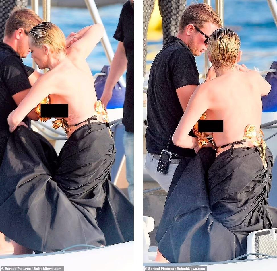 Chiếc áo mặc như không khiến nữ diễn viên 63 tuổi lộ rõ ngực trần ở góc chụp nghiêng. Chiếc áo mặc như không khiến nữ diễn viên 63 tuổi lộ rõ ngực trần ở góc chụp nghiêng.