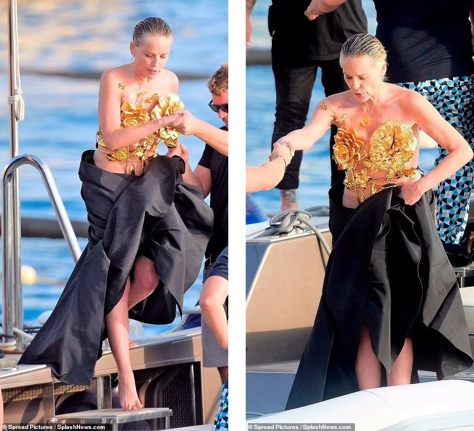 Loạt ảnh mới của Sharon gây phản ứng trái chiều trên cộng đồng mạng. Nhiều người khen ngợi nữ diễn viên gạo cội trẻ trung, nuột nà hơn độ tuổi U70. Trong khi đó, không ít người "ném đá" minh tinh Mỹ vì trang phục không phù hợp, phản cảm. Loạt ảnh mới của Sharon gây phản ứng trái chiều trên cộng đồng mạng. Nhiều người khen ngợi nữ diễn viên gạo cội trẻ trung, nuột nà hơn độ tuổi U70. Trong khi đó, không ít người "ném đá" minh tinh Mỹ vì trang phục không phù hợp, phản cảm.