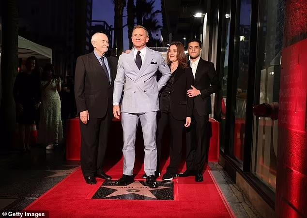 Nhà biên kịch kiêm sản xuất phim 79 tuổi Wilson ca ngợi Daniel ngoài tài năng không thể phủ nhận còn có nhân cách tốt vượt cả tiêu chuẩn để có được sự tôn vinh này. &quot;Ngôi sao trên Đại lộ Danh vọng Hollywood là sự công nhận xứng đáng cho quá trình diễn xuất tuyệt vời của anh trong vai James Bond&quot;, ông nói kèm theo lời cảm ơn Daniel vì đã là &quot;một cộng sự và một người bạn tuyệt vời&quot;.