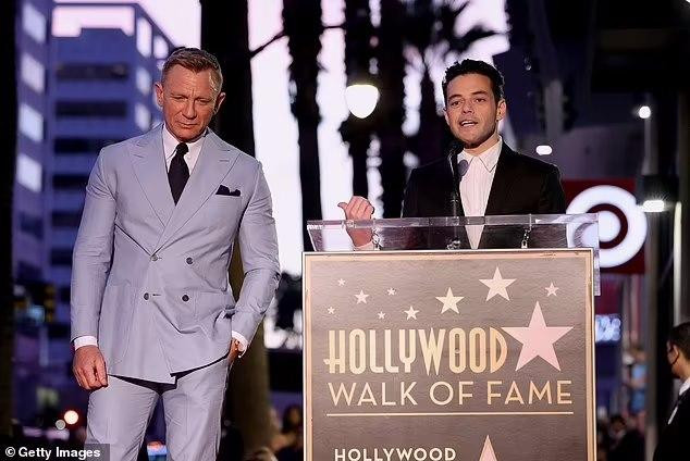 Nam diễn viên gốc Ai Cập Rami Malek cho biết, rất tự hào vì được chứng kiến giây phút Daniel nhận ngôi sao trên Đại lộ Danh vọng Hollywood. &quot;Thật là một đặc ân khi được làm việc với anh ấy, được xem anh ấy, và đặc biệt khi vào vai đối đầu với nhân vật James Bond mang tính biểu tượng nhất của anh ấy trong bộ phim cuối cùng của anh ấy với tư cách điệp viên 007&quot;, tài tử từng đoạt giải Oscar chia sẻ.
