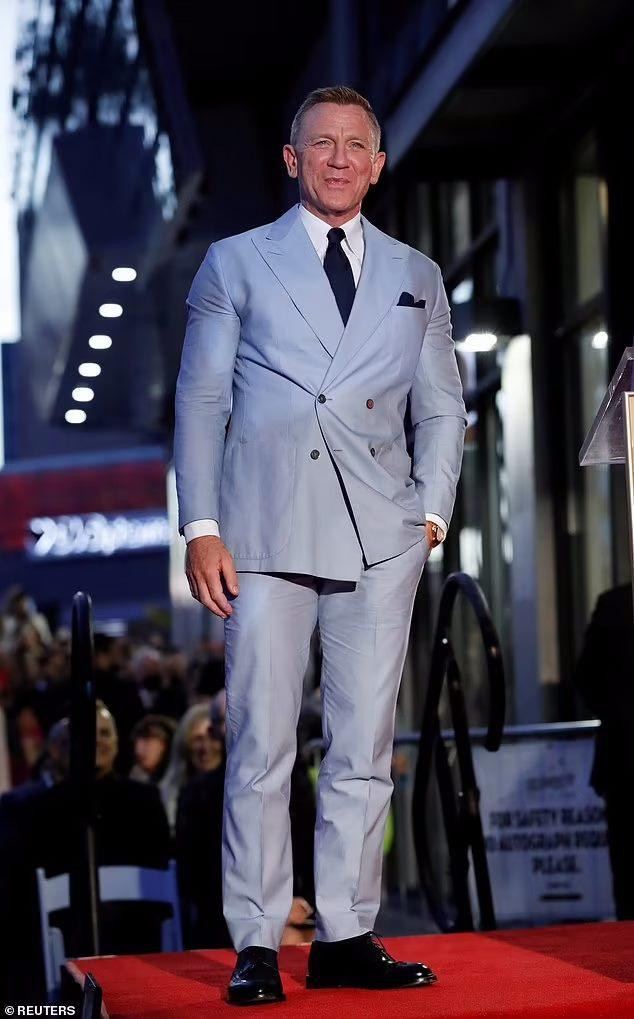 Tối thứ Tư (6/10, giờ địa phương), buổi lễ trao ngôi sao trên Đại lộ Danh vọng Hollywood cho Daniel Craig được phát trực tiếp trên YouTube. Tại sự kiện, tài tử 53 tuổi mặc bộ vest xám nhạt bảnh bao với giày da bóng lộn mô phỏng nhân vật James Bond nổi tiếng.