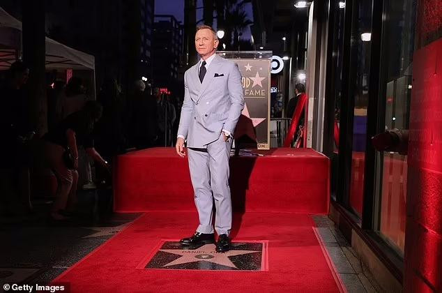 Daniel đặc biệt cảm ơn Barbara Broccoli và Michael G. Wilson vì đã chọn anh vào vai James Bond. &quot;Nếu không có các vị, tôi sẽ không có mặt ở đây ngày hôm nay&quot;, anh nói.