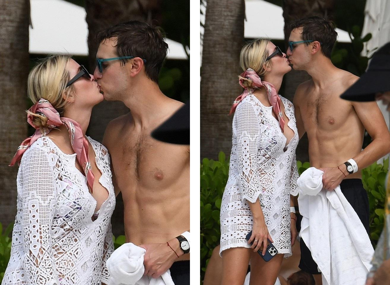 Đôi vợ chồng trao nhau nụ hôn nồng nàn ở nơi đông người. Nhiều dân mạng bày tỏ sự ngưỡng mộ đối với tình cảm khăng khít của họ sau 12 năm kết hôn.