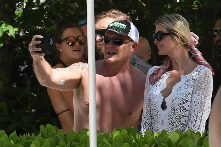 Ivanka thân thiện khi được một người hâm mộ đề nghị chụp ảnh cùng.