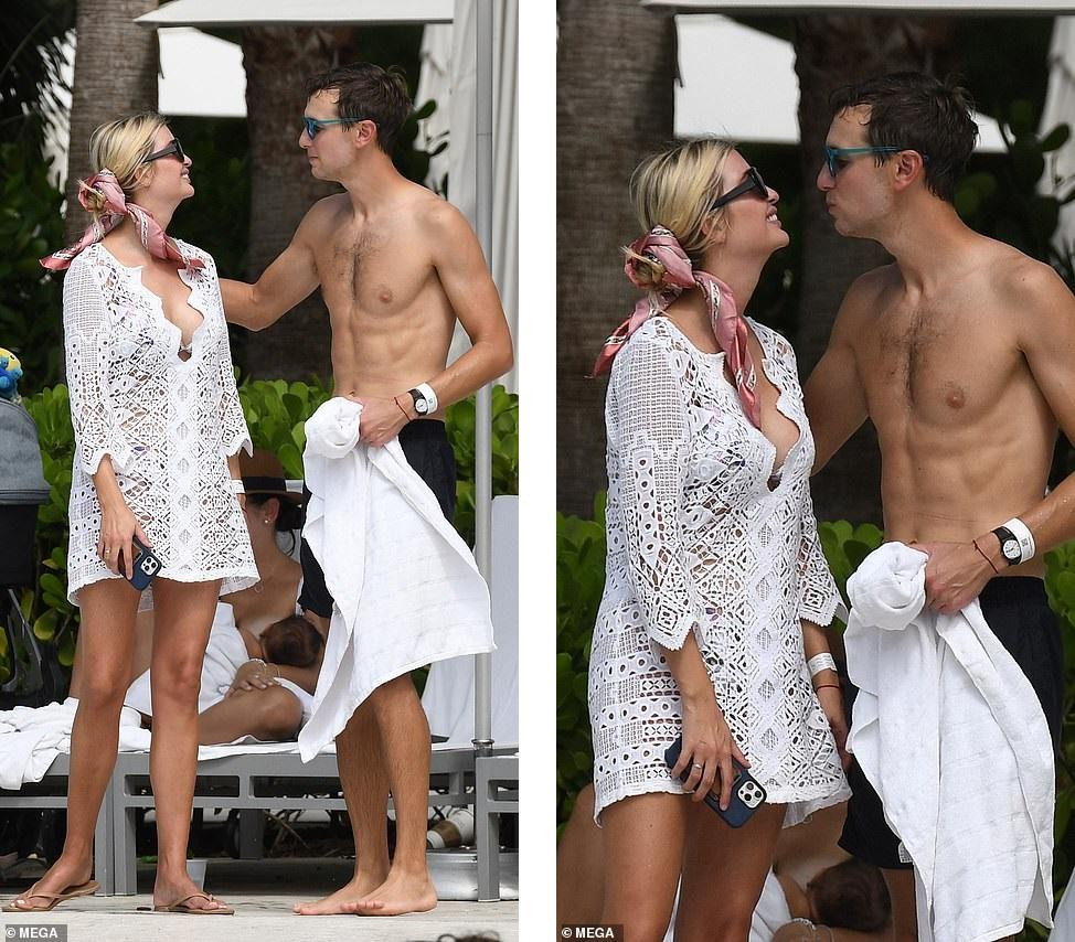 Đáng chú ý nhất là những khoảnh khắc &quot;tình bể bình&quot; của cặp cựu cố vấn Nhà Trắng. Jared Kushner dành cho bà xã ánh nhìn và những cử chỉ âu yếm.