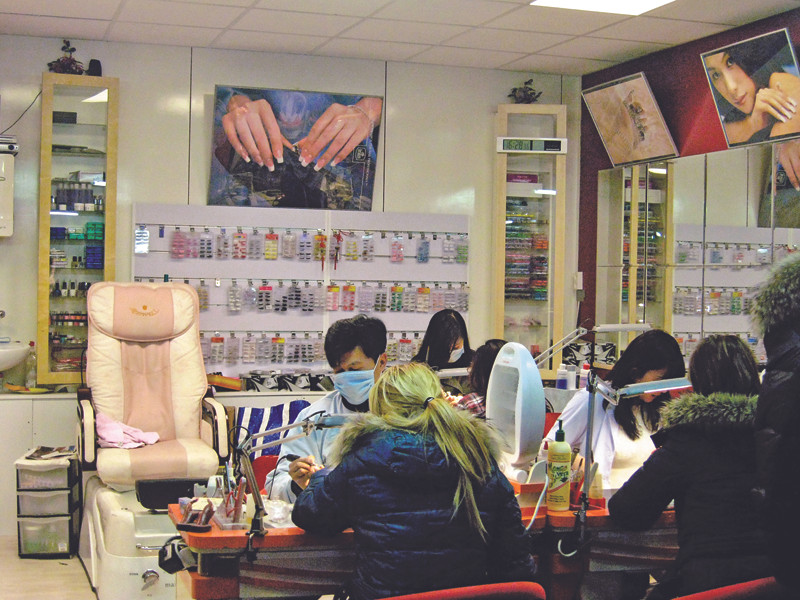 Một tiệm nail của người Việt ở chợ đen Zwarte Markt