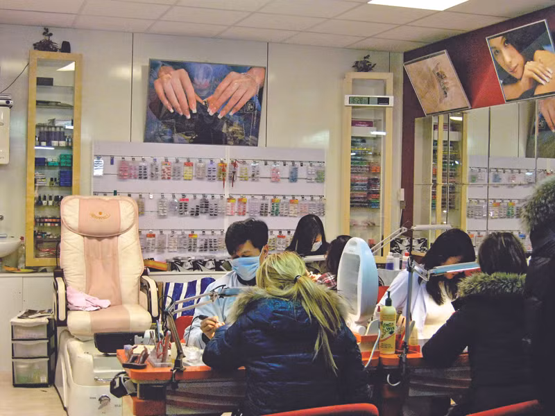 Một tiệm nail của người Việt ở chợ đen Zwarte Markt