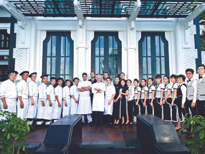Michel Roux và đội ngũ nhân viên La Maison 1888