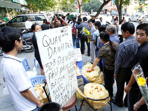 Một quán cà phê trên đường Điện Biên Phủ phục vụ miễn phí cho người dân bánh mỳ và nước. Ảnh: Như ý. Một quán cà phê trên đường Điện Biên Phủ phục vụ miễn phí cho người dân bánh mỳ và nước. Ảnh: Như ý