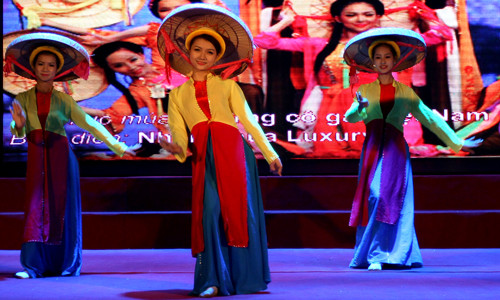 Không khí lễ vinh danh thêm sôi nổi với nhiều tiết mục văn nghệ đặc sắc
