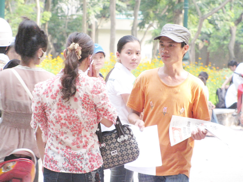 Nhiều người không tiếc 5.000 đồng bỏ ra để mua đáp án, mặc dù chưa biết rõ tính xác thực của chúng