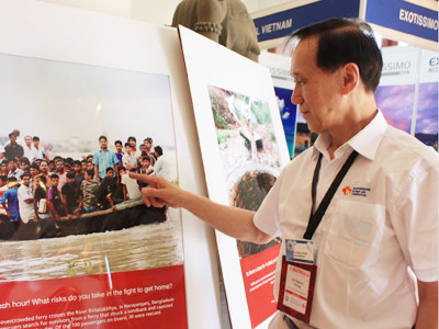 TS Patrick Che-to Yeung với bức ảnh con đò với thông điệp: Người lớn nhiều khi vô ý, gây nên thảm họa 