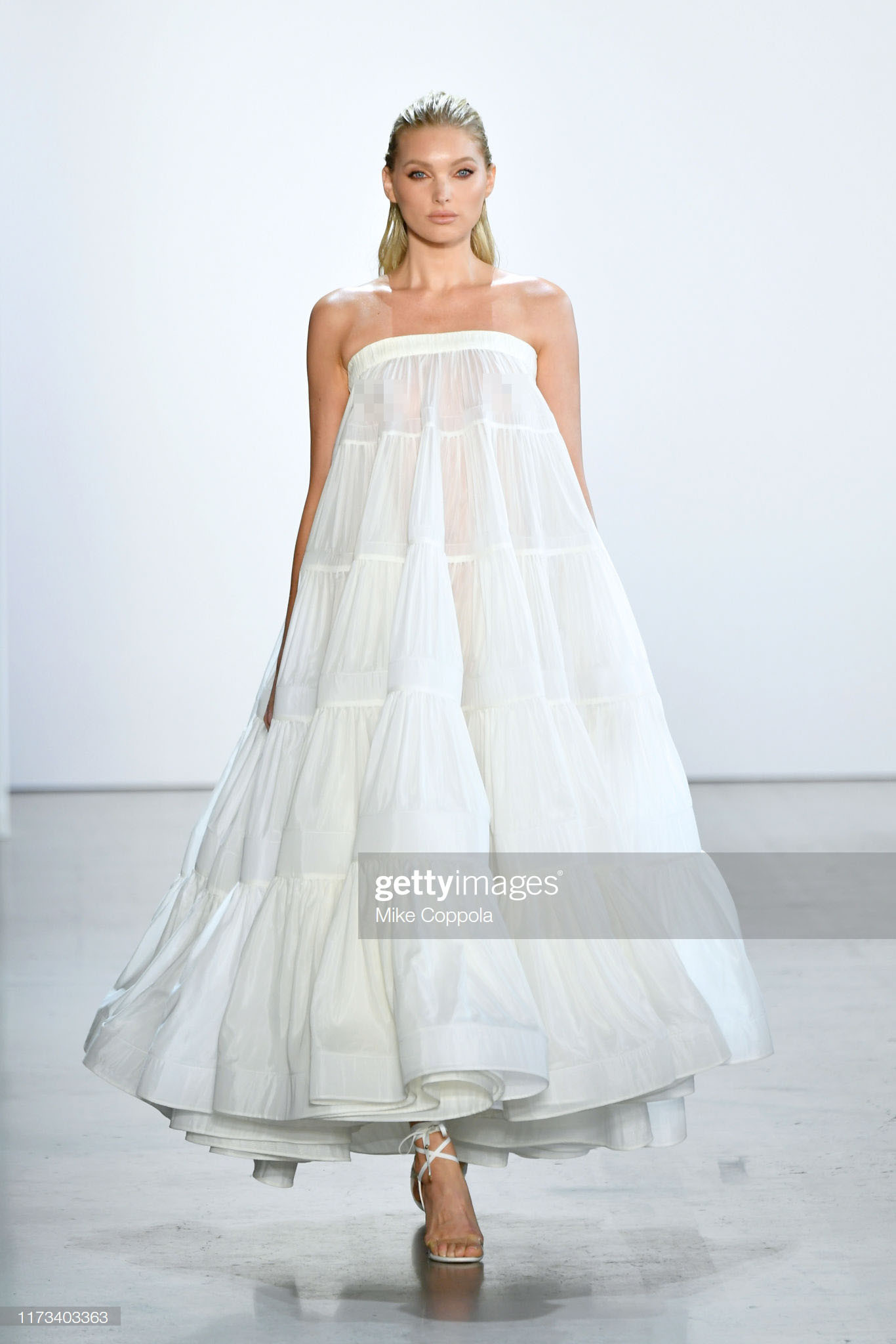 'Thiên thần nội y' Elsa Hosk 'thả rông' vòng 1 trong show Nguyễn Công Trí ảnh 4