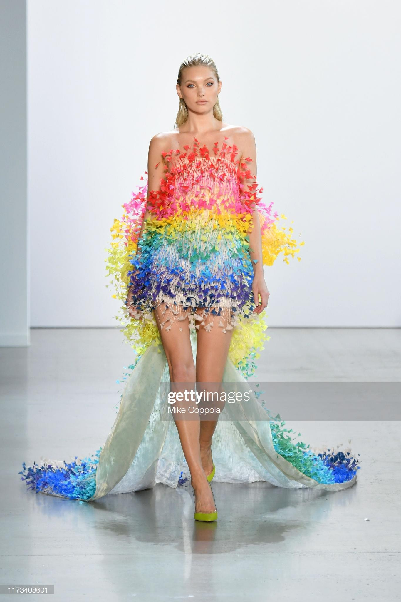 'Thiên thần nội y' Elsa Hosk 'thả rông' vòng 1 trong show Nguyễn Công Trí ảnh 6