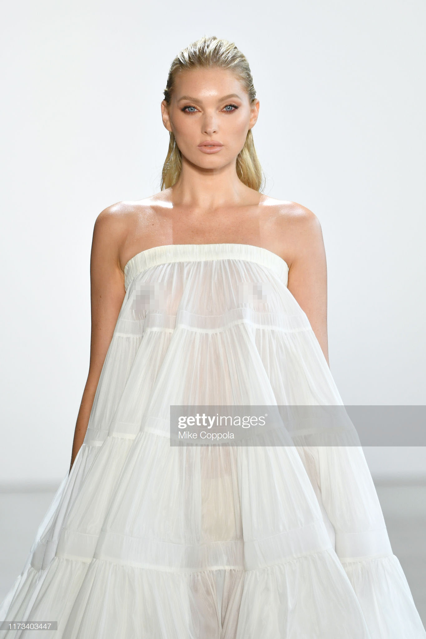 'Thiên thần nội y' Elsa Hosk 'thả rông' vòng 1 trong show Nguyễn Công Trí ảnh 5