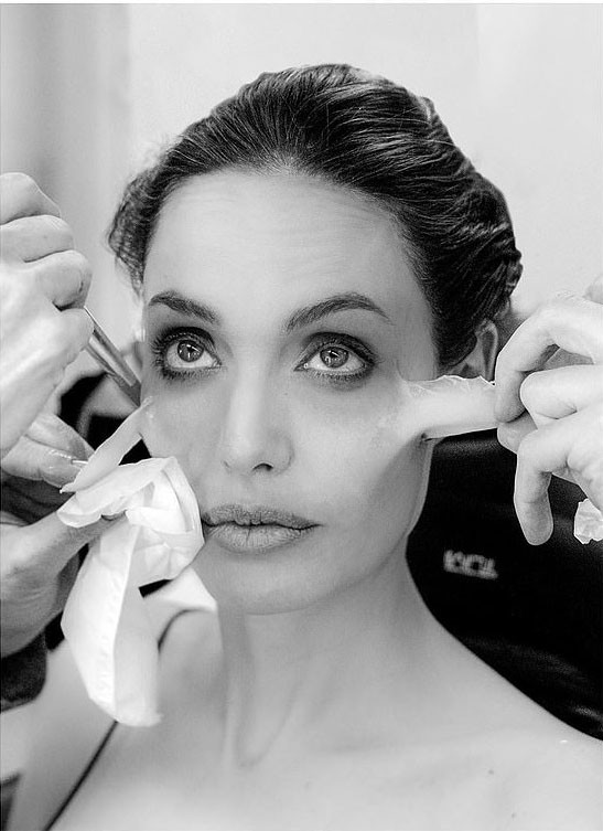 Video Hậu trường Angelina Jolie hoá Tiên hắc ám Maleficent gây 'sốt' ảnh 1