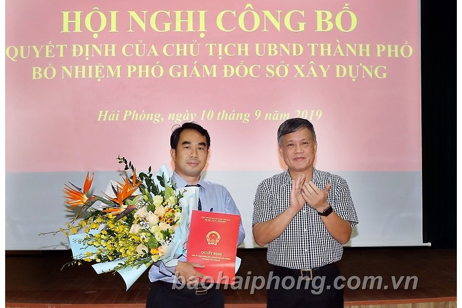 Phó Chủ tịch UBND thành phố Hải Phòng Nguyễn Xuân Bình trao quyết định và chúc mừng đồng chí Nguyễn Minh Tuấn. Bổ nhiệm nhân sự mới nhiều tỉnh thành, VKSND tối cao và Ngân hàng Nhà nước ảnh 5