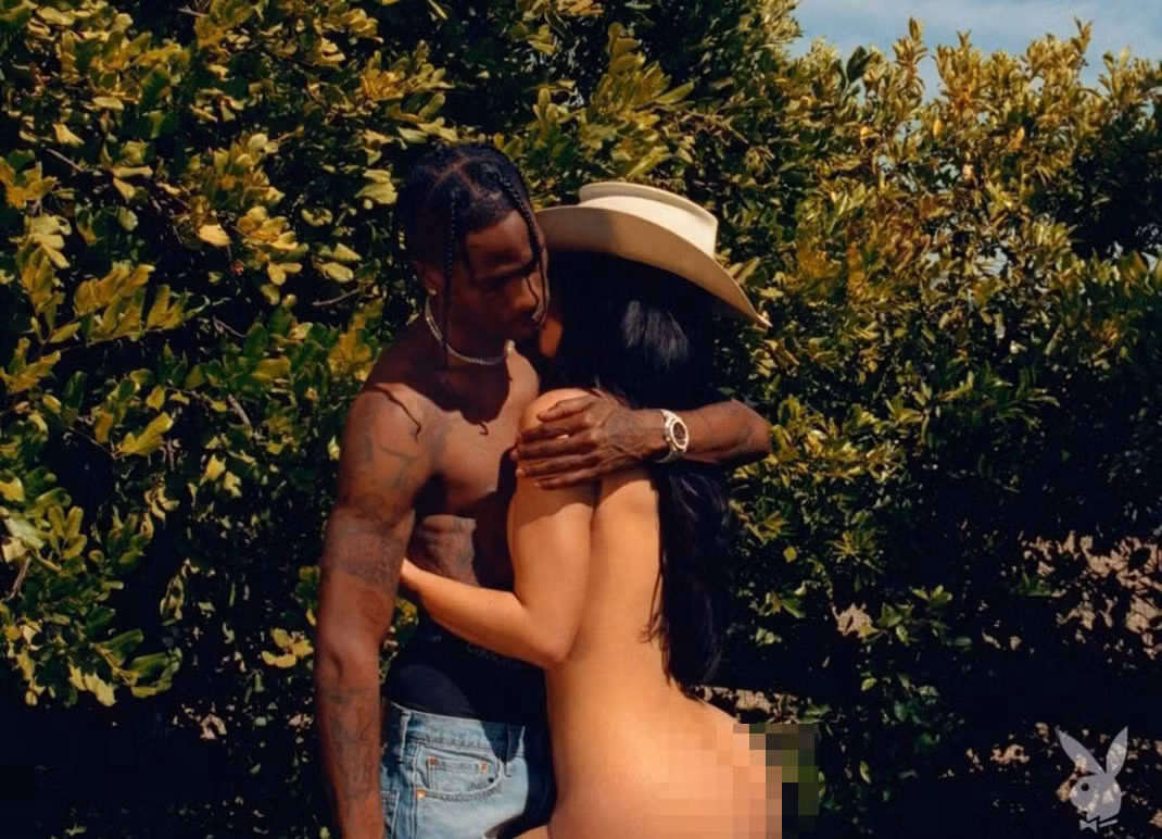 Kylie Jenner khoả thân ôm bạn trai dưới tán cây gây ‘bão’ mạng ảnh 1