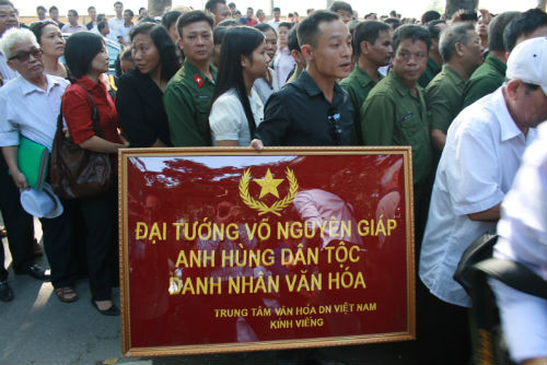 Lượng người đến viếng Đại tướng đông hơn nhiều so với hai ngày trước