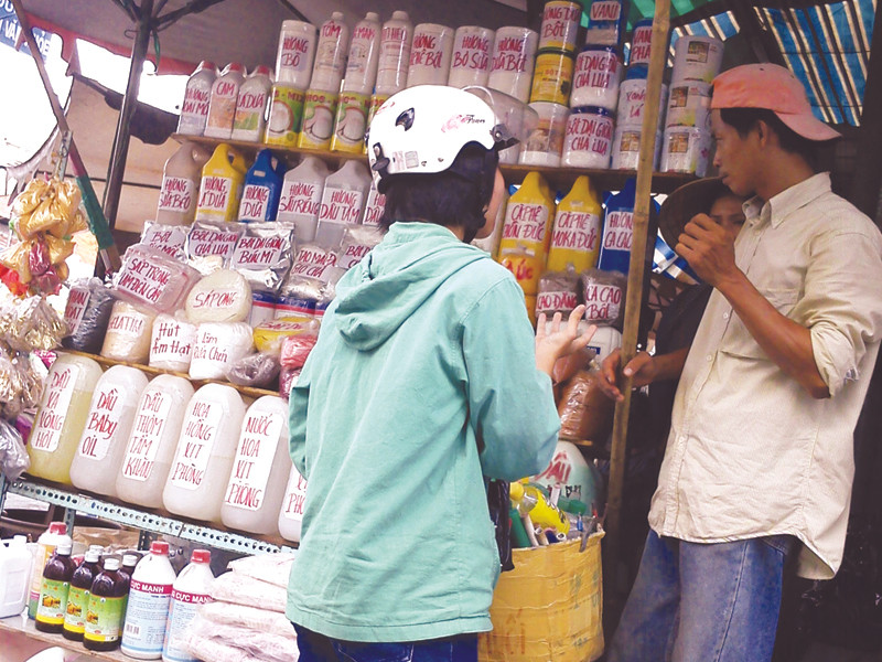 Phóng viên Tiền Phong (áo xanh) thâm nhập chợ phụ gia, hóa chất. Ảnh: LN. Phóng viên Tiền Phong (áo xanh) thâm nhập chợ phụ gia, hóa chất Ảnh: LN