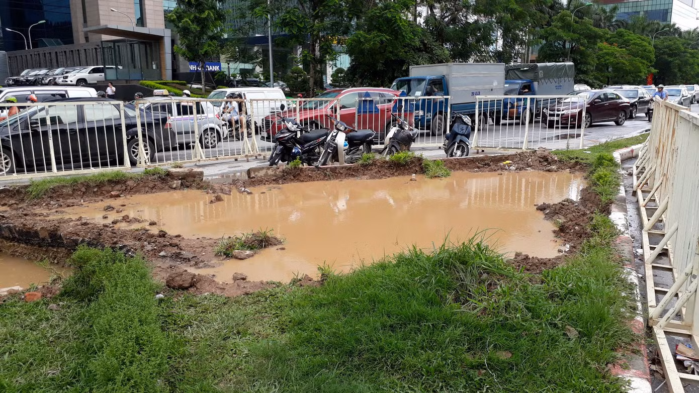 Hà Nội: Xén dải phân cách, xén luôn ống dẫn nước sinh hoạt ảnh 1