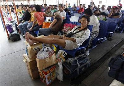  Ảnh 2: Hành khách Philippine mắc kẹt vì “siêu bão” (Reuters)