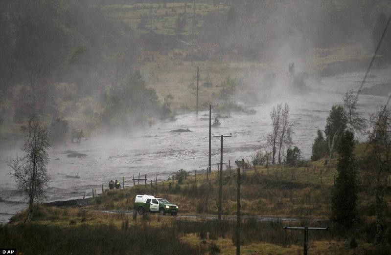 Hai nhân viên cảnh sát tuần tra bên bờ sông. Hai nhân viên cảnh sát tuần tra bên bờ sông