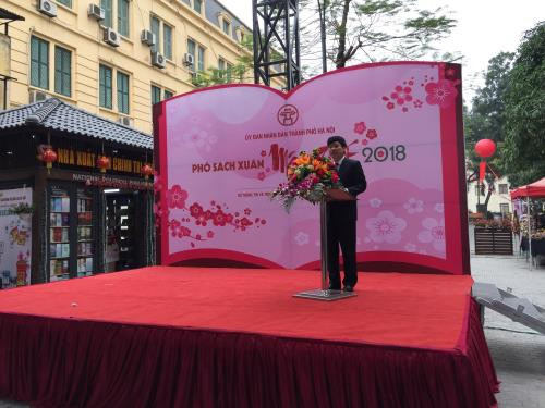 Phó Chủ tịch Hà Nội xin chữ thư pháp tại Phố sách Xuân ảnh 1