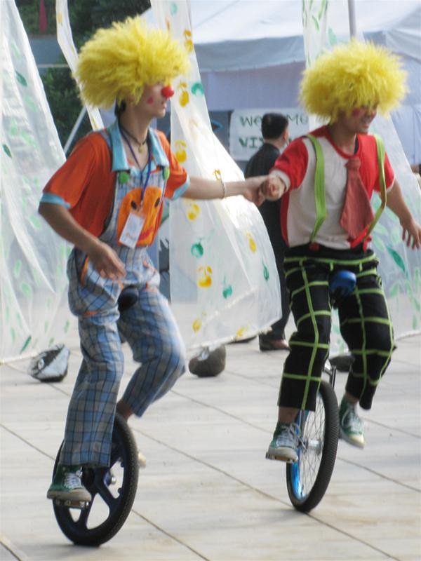 Nhiều khán giả vô cùng thích thú với màn biểu diễn xe đạp một bánh Nhiều khán giả vô cùng thích thú với màn biểu diễn xe đạp một bánh