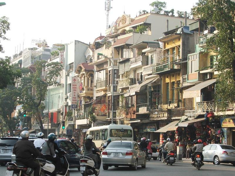 Phố Đinh Tiên Hoàng: Kiến trúc lai căng, lộn xộn và thường xuyên tắc nghẽn. Ảnh: Tuấn Minh