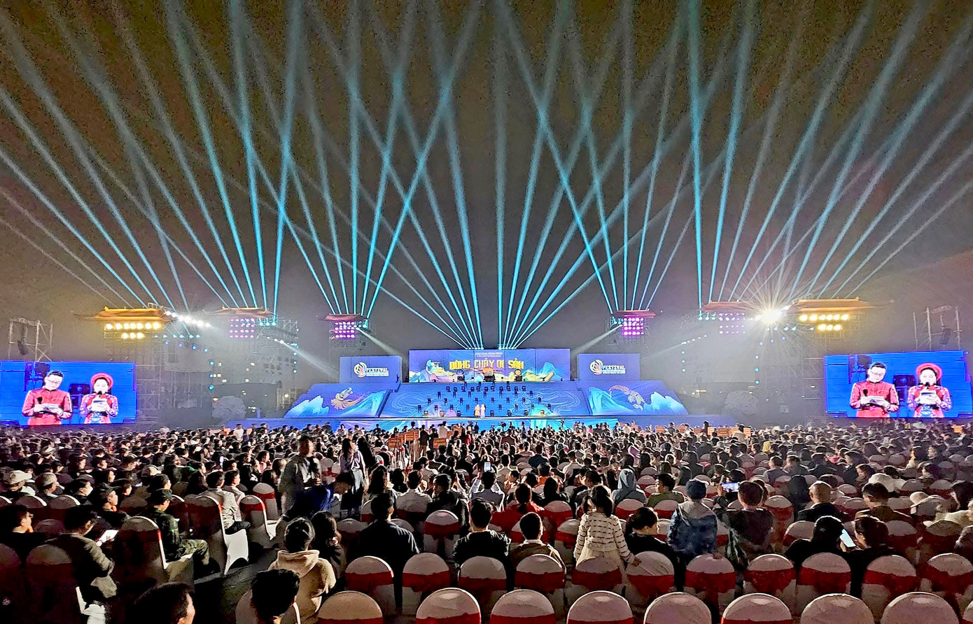Khai mạc Festival Ninh Bình lần thứ 3 năm 2024 tại quảng trường Đinh Tiên Hoàng. Ảnh: N.L Khai mạc Festival Ninh Bình lần thứ 3 năm 2024 tại quảng trường Đinh Tiên Hoàng. Ảnh: N.L