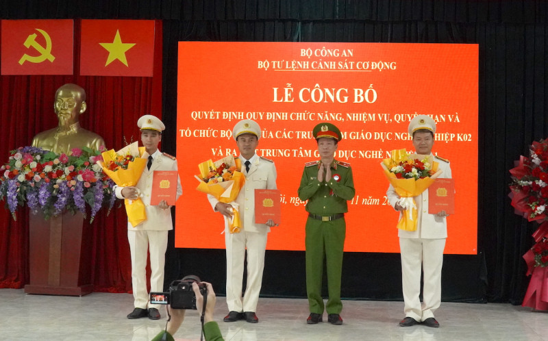 Giám đốc của 3 Trung tâm Giáo dục nghề nghiệp nhận Quyết định của Bộ trưởng Bộ Công an quy định chức năng, nhiệm vụ, quyền hạn và tổ chức bộ máy của các trung tâm. Giám đốc của 3 Trung tâm Giáo dục nghề nghiệp nhận Quyết định của Bộ trưởng Bộ Công an quy định chức năng, nhiệm vụ, quyền hạn và tổ chức bộ máy của các trung tâm.