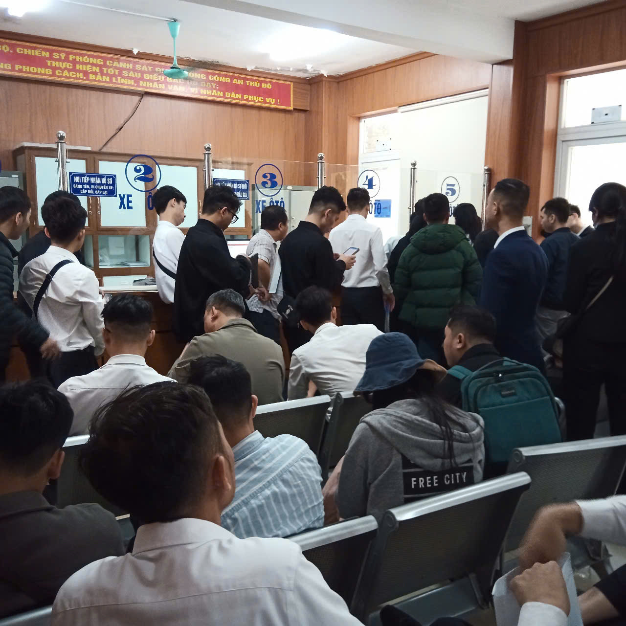 Người dân chờ đợi, chen chúc làm thủ tục đăng ký xe. Người dân chờ đợi, chen chúc làm thủ tục đăng ký xe.