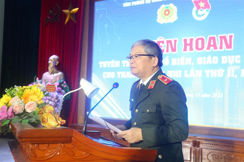 Thiếu tướng Hoàng Anh Tuyên, Phó Chánh Văn phòng Bộ Công an phát biểu tại Liên hoan.