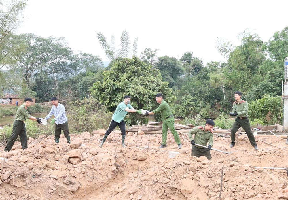 Các cán bộ, chiến sĩ hỗ trợ vận chuyển vật liệu, đào móng xây dựng. Các cán bộ, chiến sĩ hỗ trợ vận chuyển vật liệu, đào móng xây dựng.