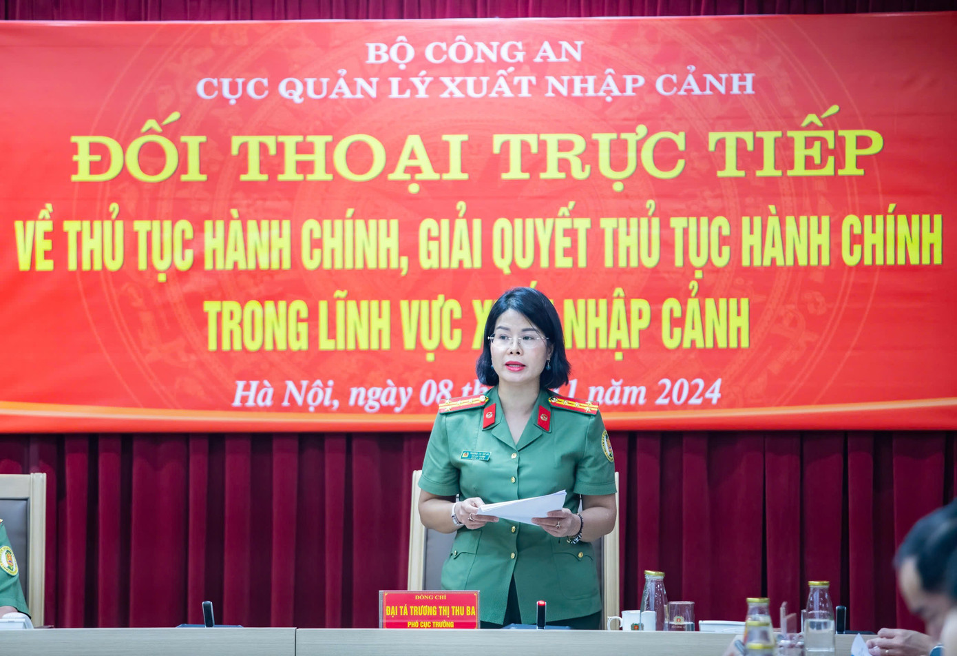 Đại tá Trương Thị Thu Ba, Phó Cục trưởng Cục Quản lý xuất nhập cảnh thông báo tình hình. Ảnh: Phạm Nam.