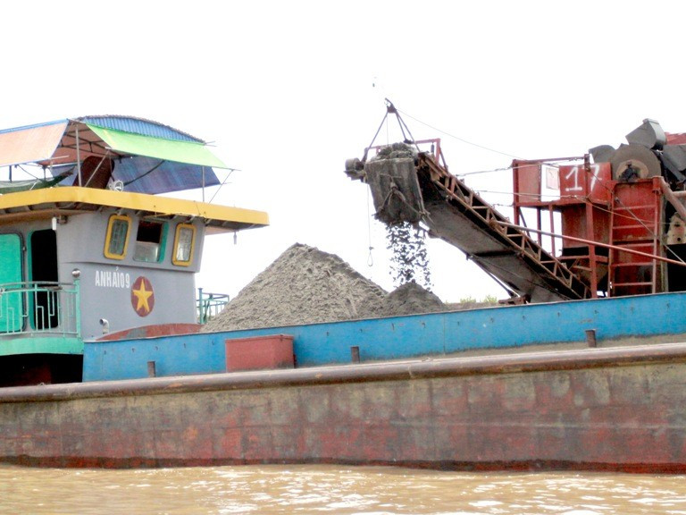 Tàu khai thác cát trên sông Hồng. Ảnh: Minh Đức. Tàu khai thác cát trên sông Hồng. Ảnh: Minh Đức.