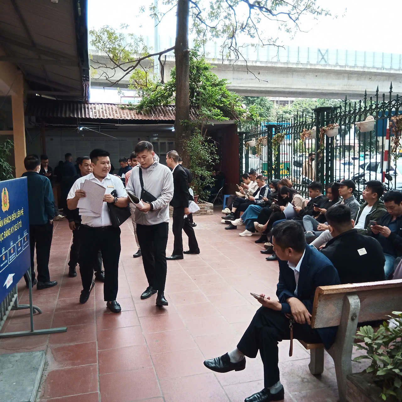 Người dân chờ đợi, chen chúc làm thủ tục đăng ký xe. Người dân chờ đợi, chen chúc làm thủ tục đăng ký xe.