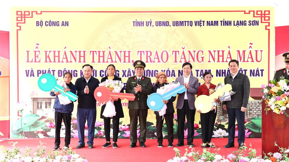 Các đồng chí lãnh đạo trao chìa khóa, tặng hoa chúc mừng đại diện 4 hộ gia đình. Các đồng chí lãnh đạo trao chìa khóa, tặng hoa chúc mừng đại diện 4 hộ gia đình.