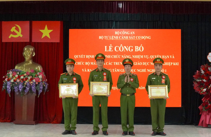 Thừa ủy quyền của lãnh đạo Bộ Công an, Thiếu tướng Nguyễn Ngọc Thanh trao Bằng khen của Bộ Công an tặng các cá nhân có thành tích xuất sắc. Thừa ủy quyền của lãnh đạo Bộ Công an, Thiếu tướng Nguyễn Ngọc Thanh trao Bằng khen của Bộ Công an tặng các cá nhân có thành tích xuất sắc.