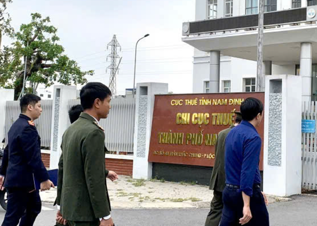 Cơ quan tố tụng hiện diện tại Chi cục thuế TP Nam Định. Ảnh: H.L