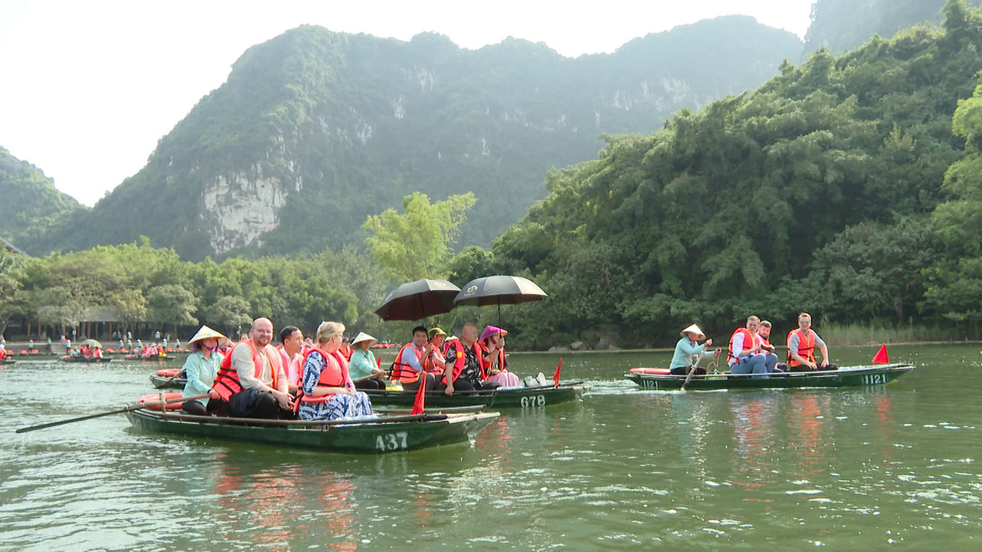 Ông Maximilian Schirmer cùng Đoàn đại biểu cấp cao Đảng Cánh tả Đức cũng đã tham quan Quần thể Danh thắng Tràng An. Ảnh: N.L. Ông Maximilian Schirmer cùng Đoàn đại biểu cấp cao Đảng Cánh tả Đức cũng đã tham quan Quần thể Danh thắng Tràng An. Ảnh: N.L.