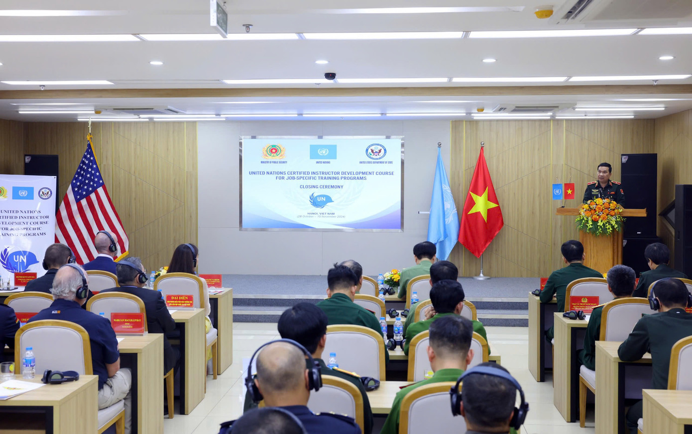 Lễ bế giảng nhận được lời chúc tốt đẹp của ngài Faisal Shahkar, Cố vấn Cảnh sát LHQ, được ghi hình từ trụ sở LHQ tại New York, Mỹ. Lễ bế giảng nhận được lời chúc tốt đẹp của ngài Faisal Shahkar, Cố vấn Cảnh sát LHQ, được ghi hình từ trụ sở LHQ tại New York, Mỹ.