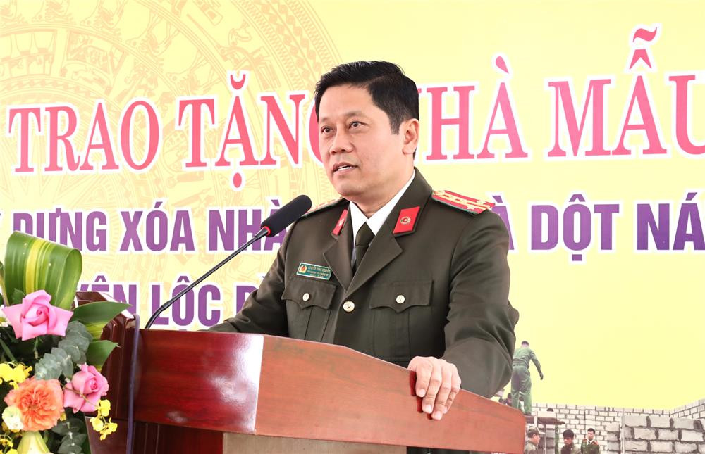 Đại tá Nguyễn Hồng Nguyên, Phó Chánh Văn phòng Bộ Công an phát biểu tại buổi Lễ. Đại tá Nguyễn Hồng Nguyên, Phó Chánh Văn phòng Bộ Công an phát biểu tại buổi Lễ.