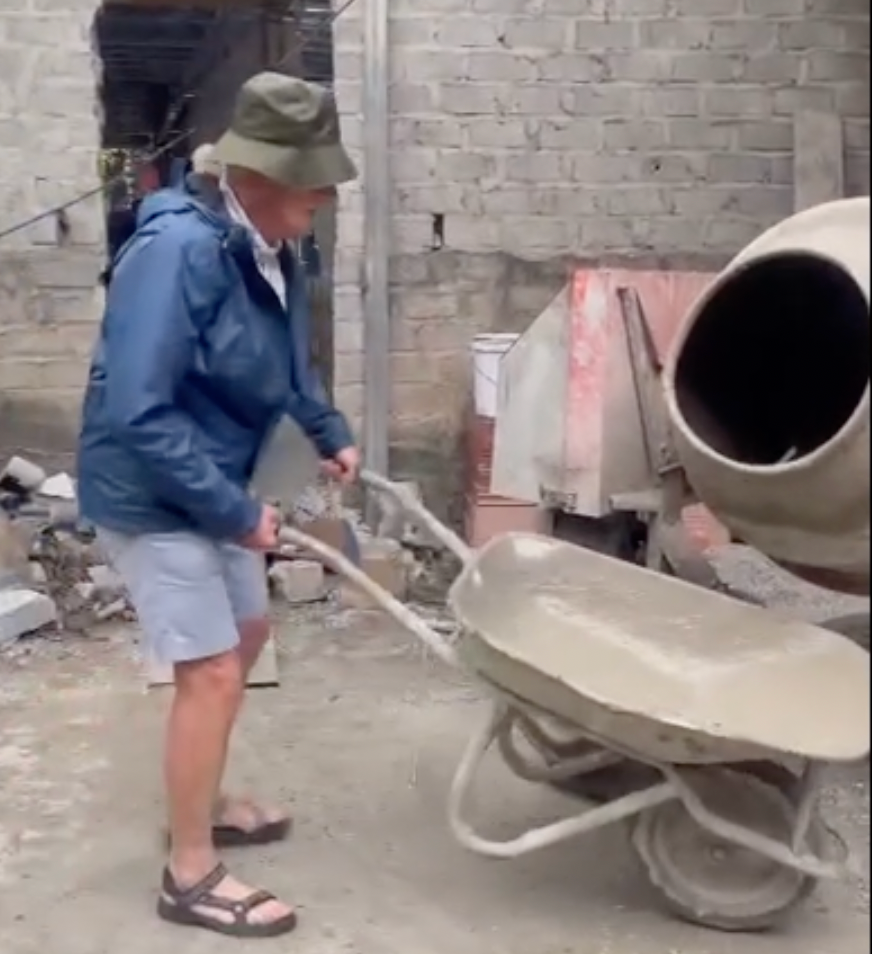 Một du khách có phần lóng ngóng với công việc nhưng rất vui vẻ. Một du khách có phần lóng ngóng với công việc nhưng rất vui vẻ.